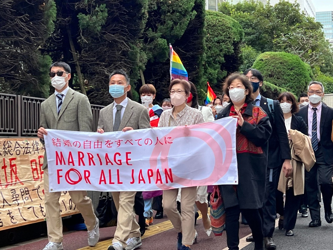 ② 判決前に裁判所前で入廷行動する原告４名と弁護団員ら。