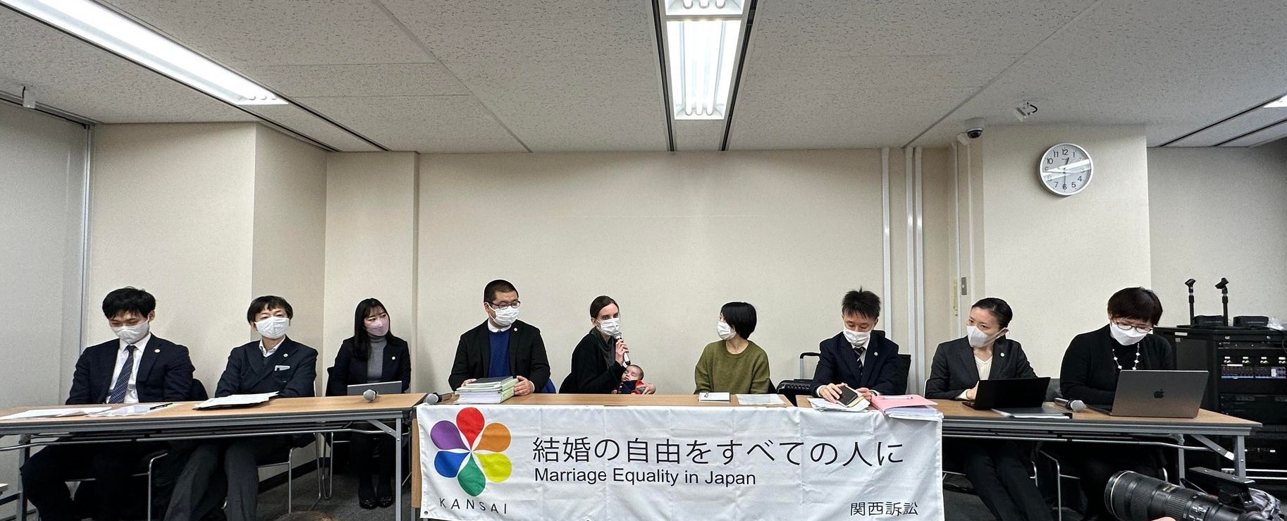 報告集会で発言する坂田麻智さん、坂田テレサさん、弁護団メンバー