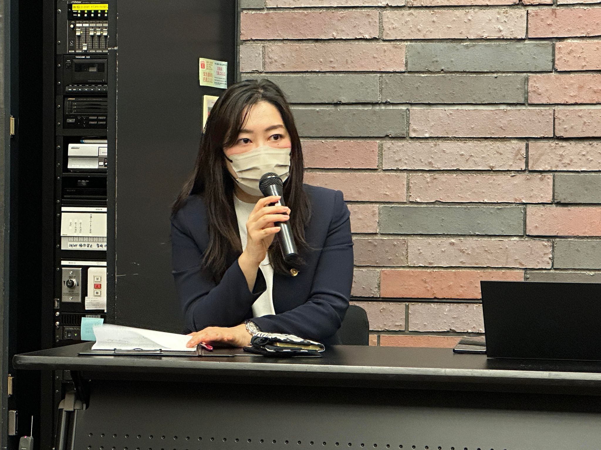 結婚の自由をすべての人に」関西訴訟 大阪高裁第2回口頭弁論期日報告集会で発言する坂田テレサさん・坂田麻智さん・ほか弁護団メンバー