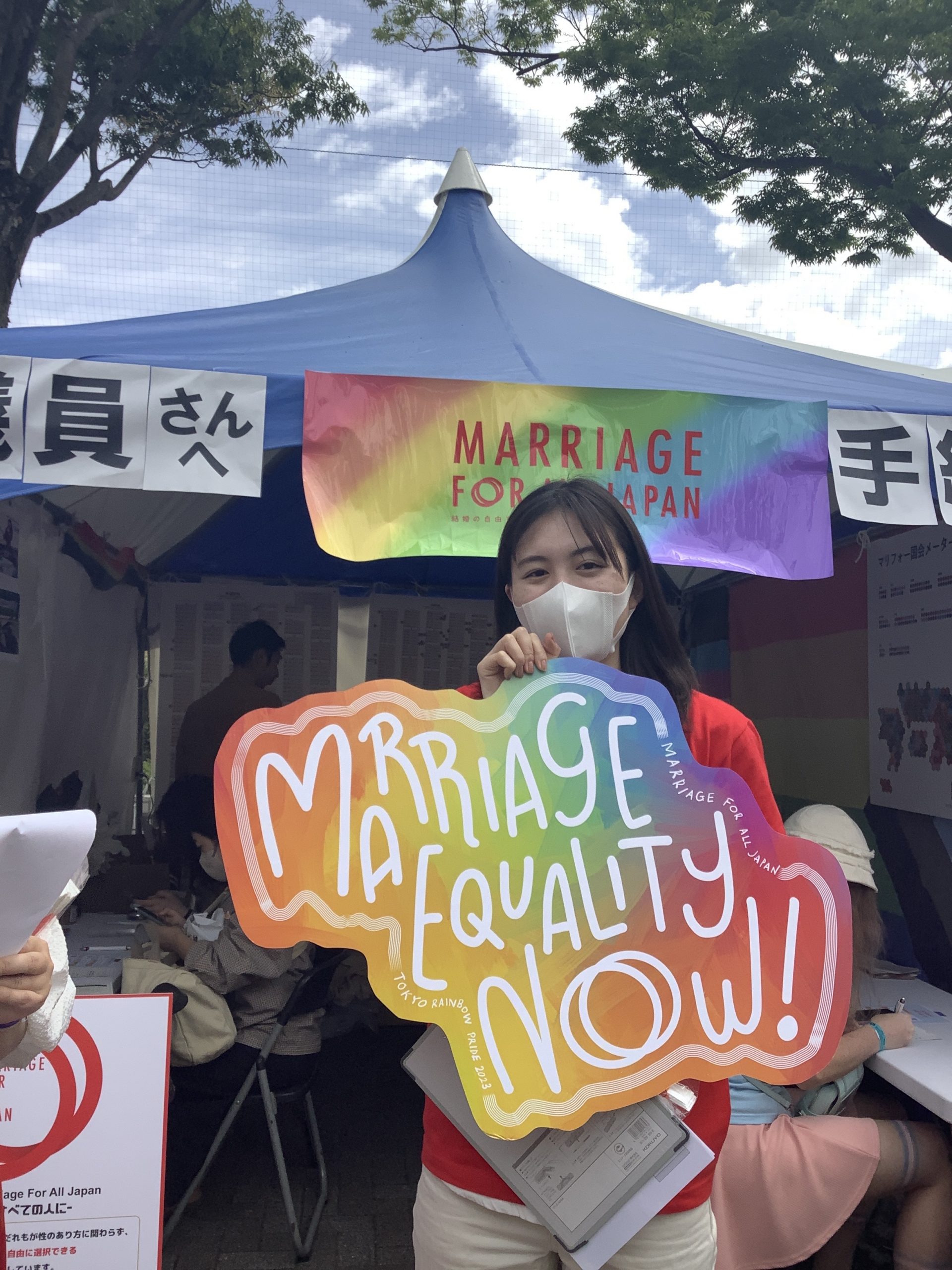 マリフォーブースの外観 MarriageEqualityと書いたパネルをインターンの方が持っている