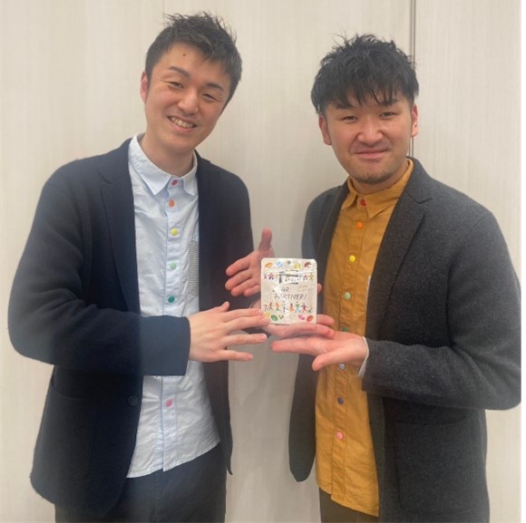 期日報告配信の様子が写っている。司会の満島てる子さん、控訴人である国見亮佑さん、たかしさん、中谷衣里さん、Cさんのほか、弁護団の綱森史泰弁護士、加藤丈晴弁護士、東京二次訴訟の原告である鳩貝さんと山縣さん、Marriage for All Koreaのリュウ・ミンヒ弁護士がみんなで手を振っている
