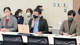 答弁する神谷悠一LGBTQ法連合会事務局長の様子