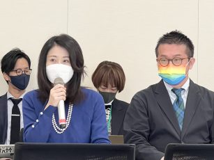 意見を述べる寺原真希子代表理事とその横に座る松中権理事