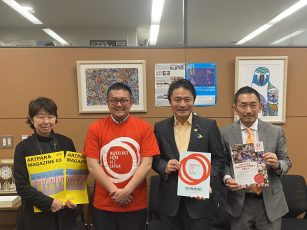 写真向かって右から2番目が柿沢未途議員 写真向かって一番右がマリフォー池田、写真向かって右から3番目がマリフォー松中