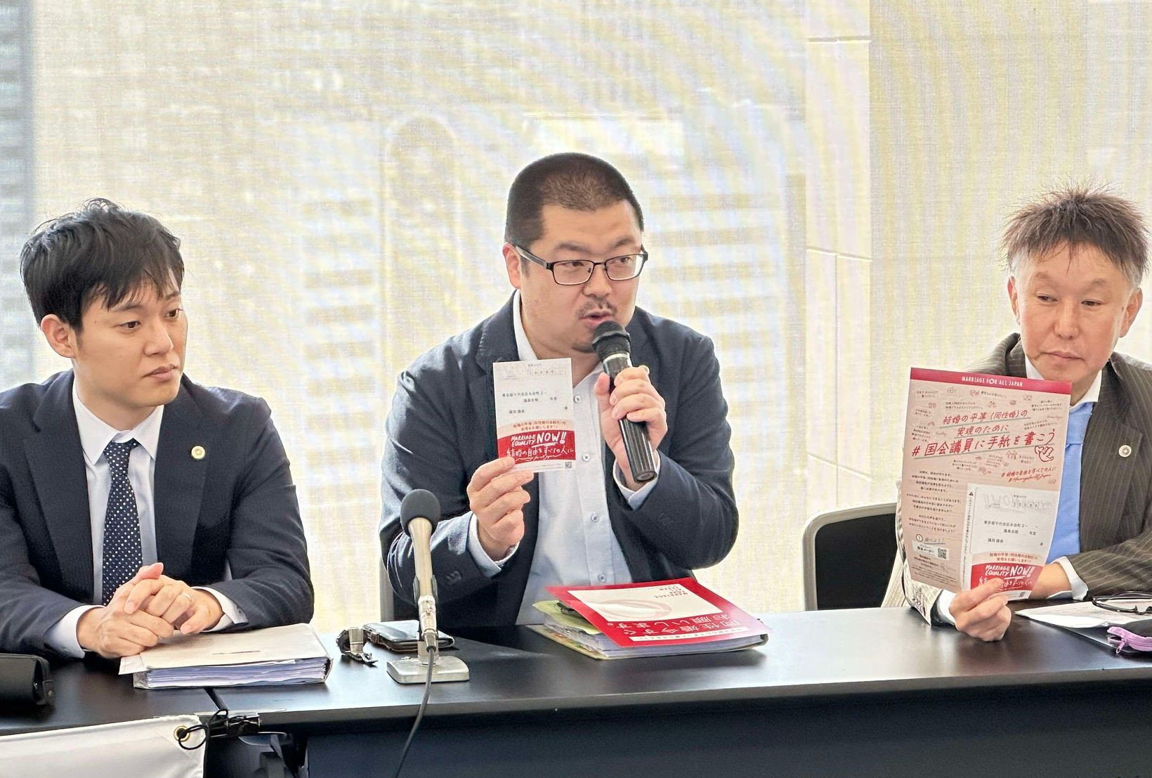 報告集会で発言する三輪弁護士