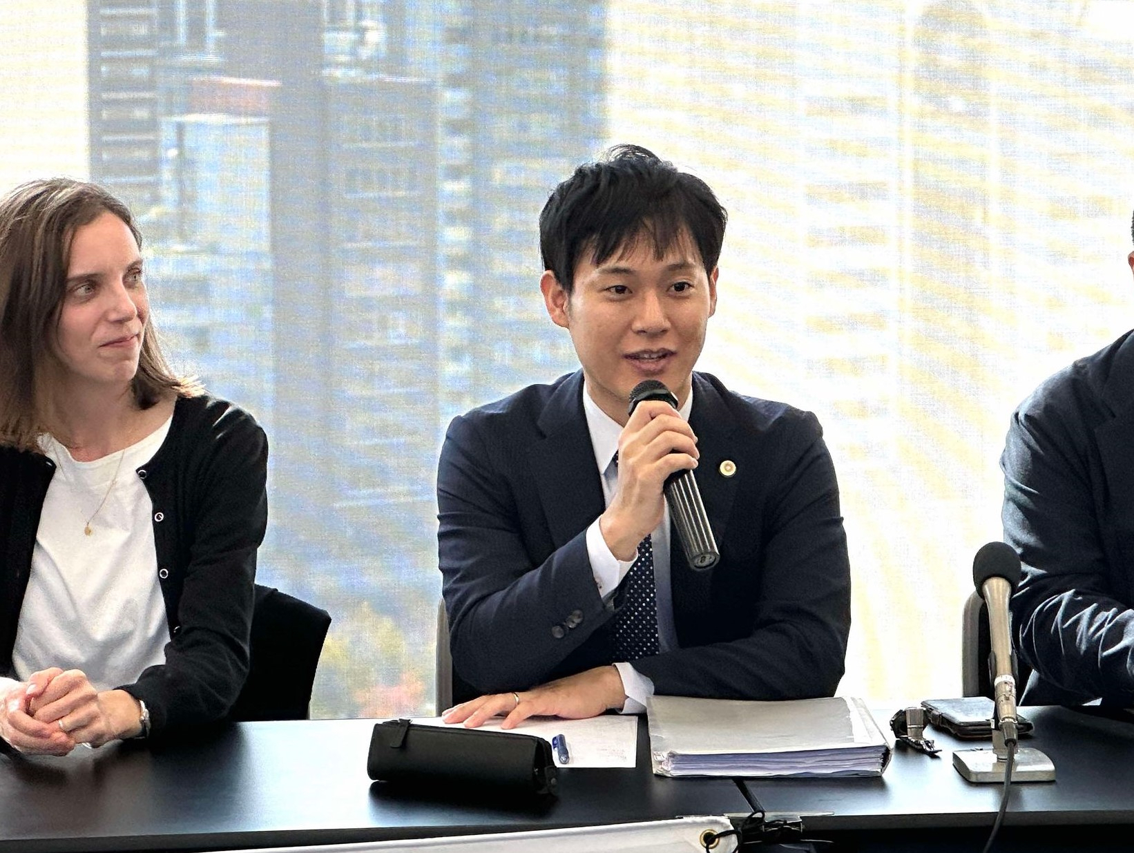 報告集会で発言する宮本弁護士