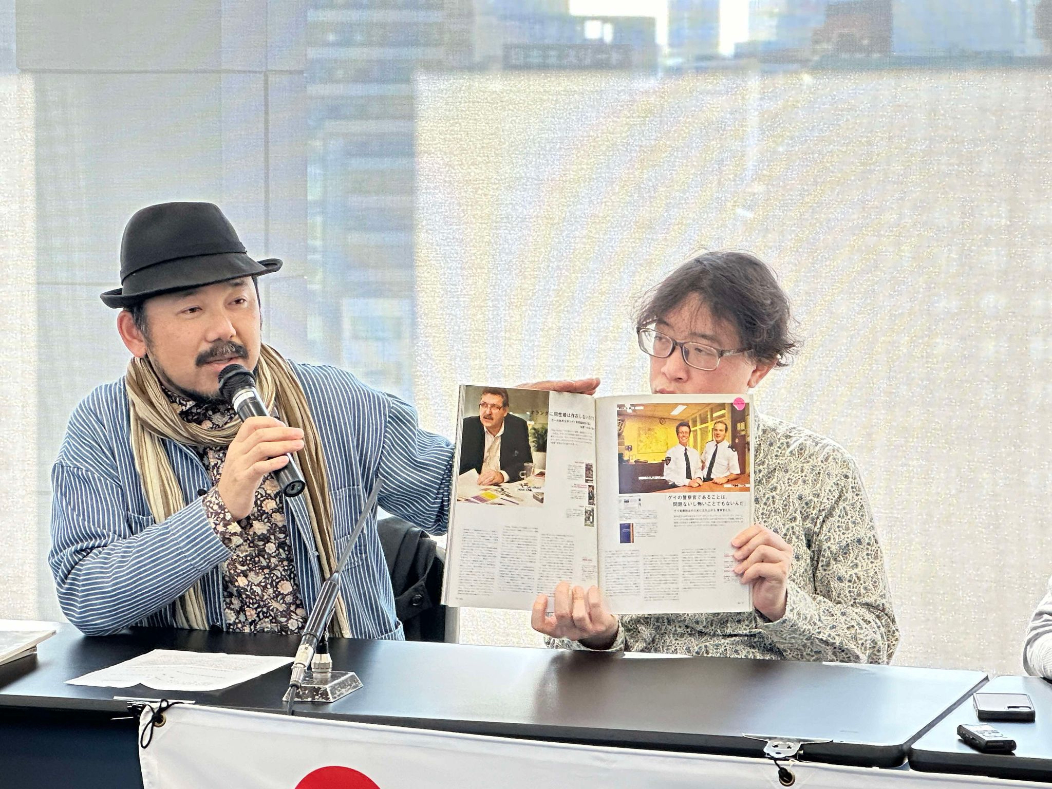 報告集会で発言する田中さんと川田さん
