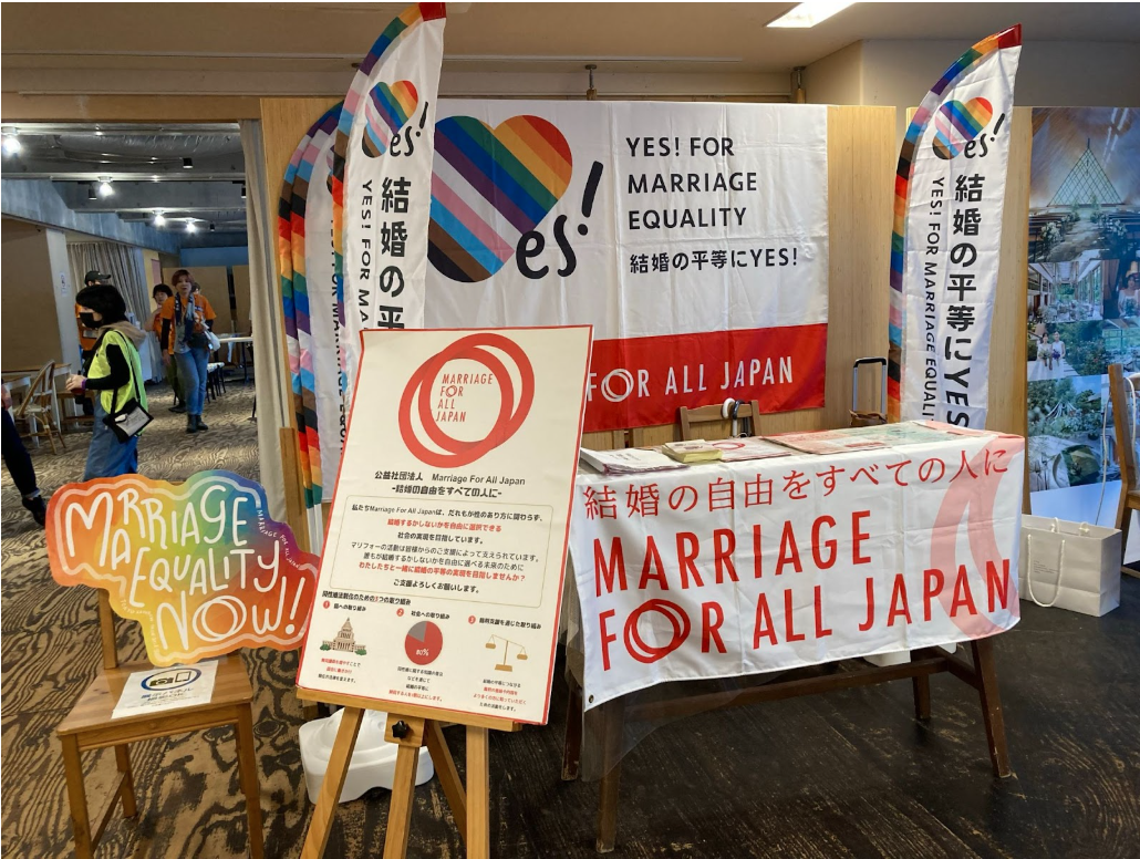 国会議員へメッセージを届けられるハガキを配布するとともに、「結婚の自由をすべての人に訴訟」の状況について情報を発信するマリフォーブース