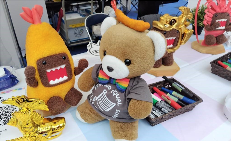NHKのマスコットキャラクターどうもくんとくまちゃんの写真。どうもくんは、名古屋名物のエビフライの着ぐるみをきている。