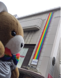 デパートの外壁にレインボーの飾りがつけられている写真。