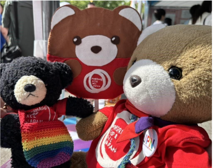 マリフォーくまちゃんと、黒い小さなくまちゃんの写真