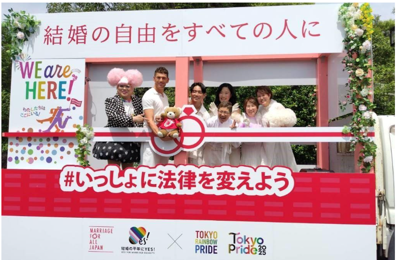 フロートを先導する車の写真。結婚の自由をすべての人に、一緒に法律を変えようというメッセージが書かれている。３組６名のカップルとドラァグクイーン、くまちゃんが車の上にのっている。