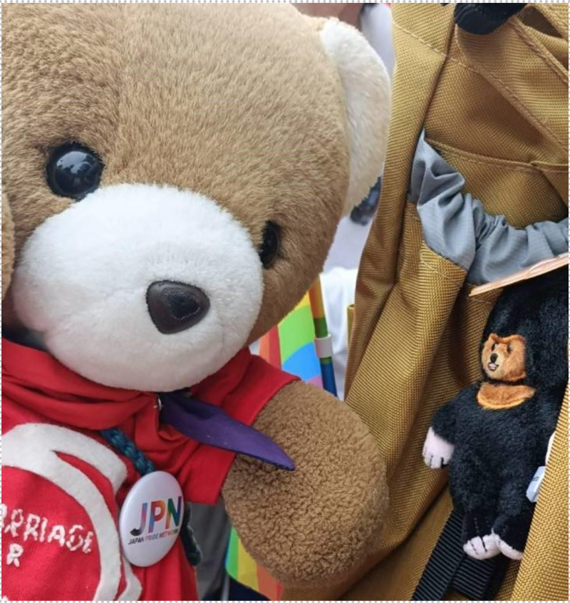 こうぞうさんのリュックについているくまさんに挨拶するマリフォーくまちゃん