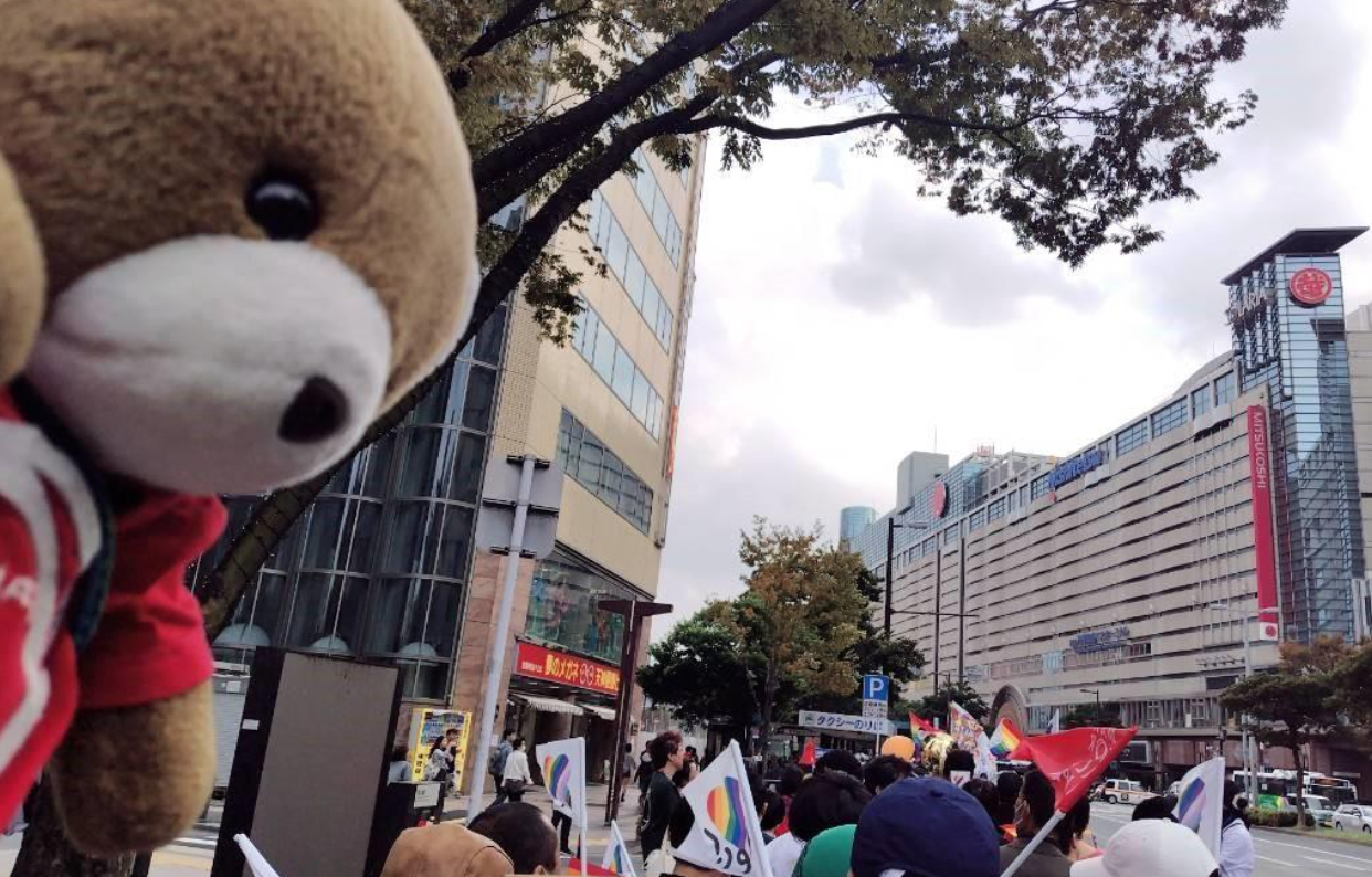 パレードが天神駅前を通る様子。 結婚の平等にYESの旗や、結婚の平等を訴えるメッセージボードをもった人たちが歩いている