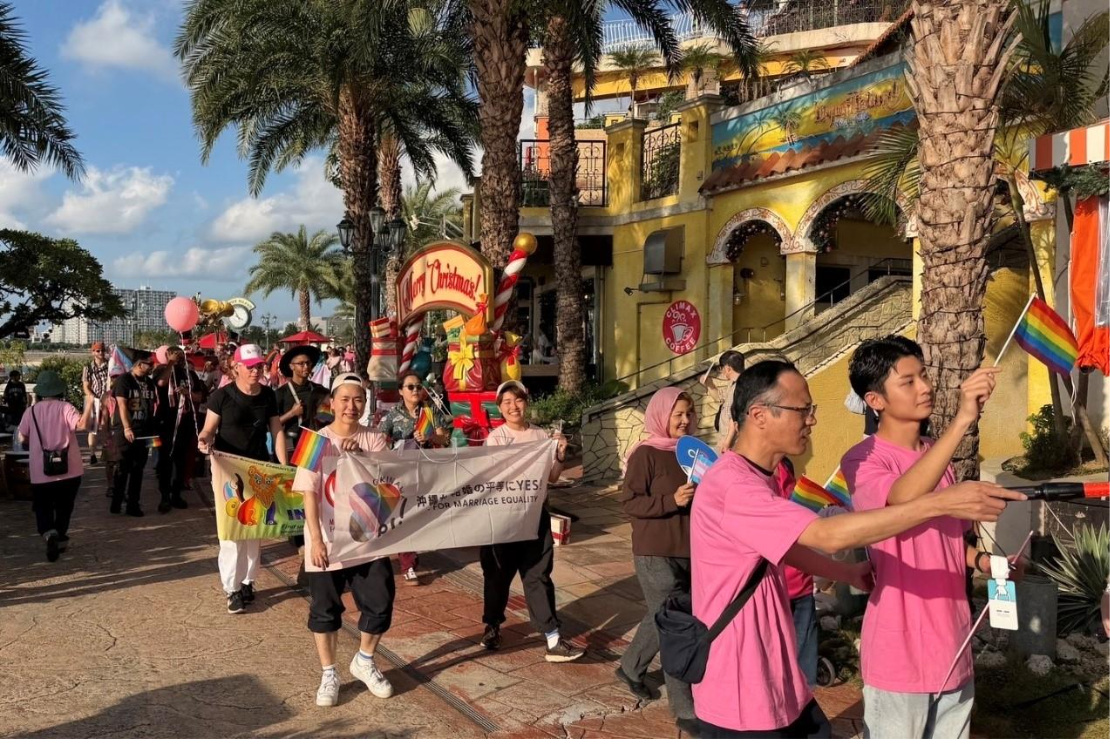 2025年11月30日に沖縄県北谷(ちゃたん)町美浜のフィッシャリーナ中央広場前で開催されたピンクドット沖縄 Marriage equality 2025 の様子 琉球新報通信員:山口英憲さまご提供
