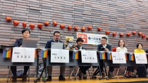 関西訴訟の弁護団と原告が並んでおり、くまも一緒に並んでいる。