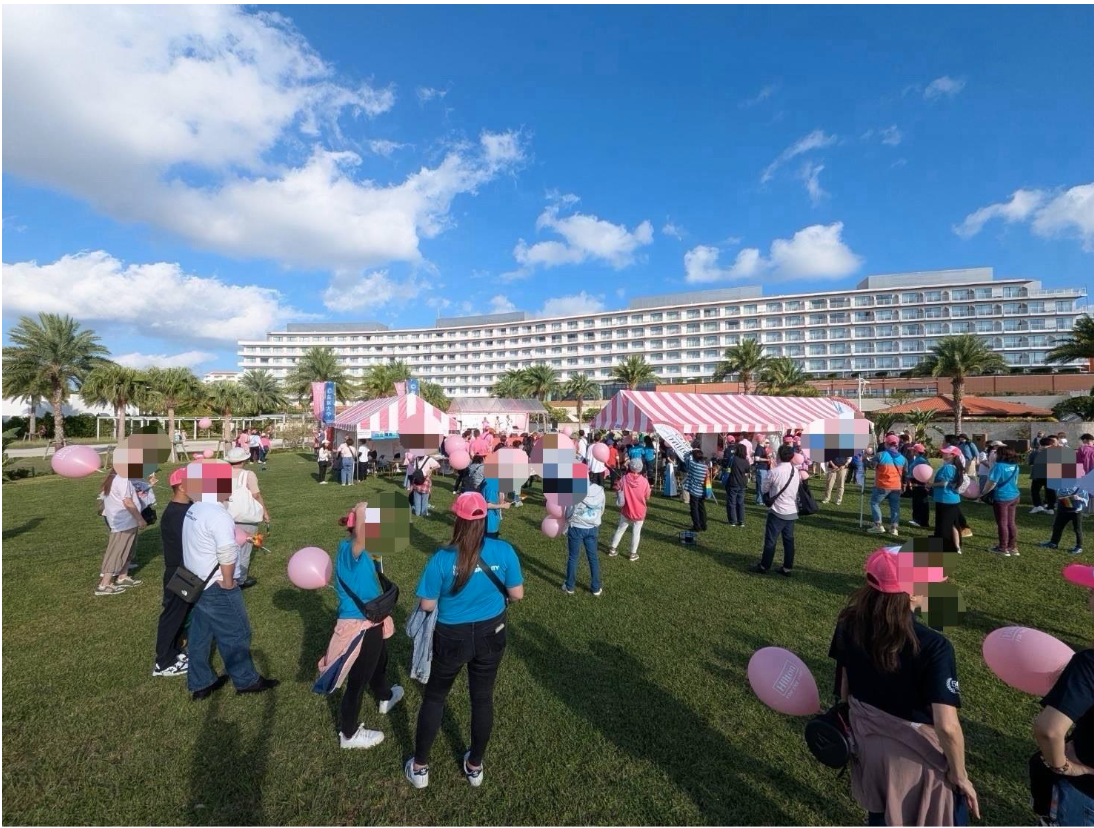 2025年11月30日に沖縄県北谷(ちゃたん)町美浜のフィッシャリーナ中央広場前で開催されたピンクドット沖縄 Marriage equality 2025 の様子