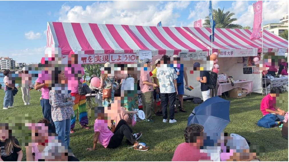 2025年11月30日に沖縄県北谷(ちゃたん)町美浜のフィッシャリーナ中央広場前で開催されたピンクドット沖縄 Marriage equality 2025 の様子