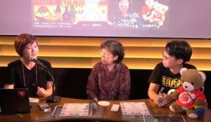 イベントの登壇者が壇上に並んでいる。くまも一緒に並んでお手伝いをしている。