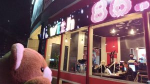 マリフォーくまちゃんが、ラッシュの店舗の前にいる。店舗の大きな窓に、結婚の自由をすべての人に、同性婚の法制化を、と書かれている。