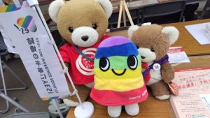 マリフォーブースの机の上で、マリフォーくまちゃんとブランちゃんが記念撮影をしている。
