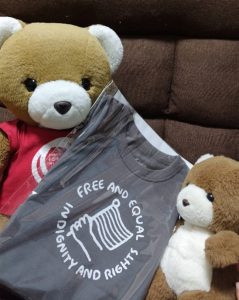 マリフォーくまちゃんが、けじすべJAMMINのTシャツを手に入れて、弟に自慢している。