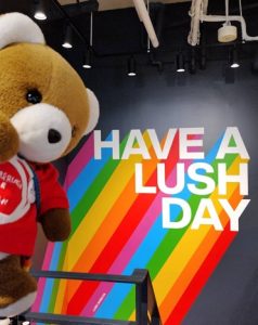 LUSHの店内。階段の壁に６色のレインボーが大きく描かれている。